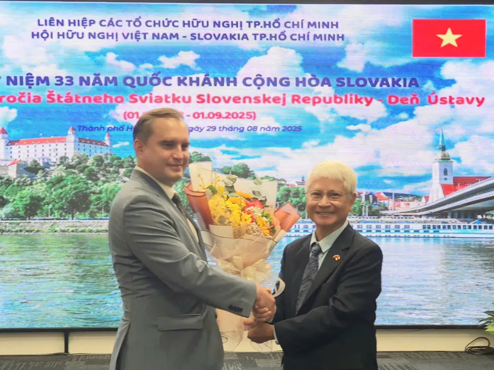 Chủ tịch Hội hữu nghị Việt Nam - Slovakia TPHCM Bùi Quang Hải tặng hoa Đại biện lâm thời Cộng hòa Slovakia Marian Veres chúc mừng 33 năm Quốc khánh Slovakia. Ảnh: THỤY VŨ VN-Slovakia.jpg