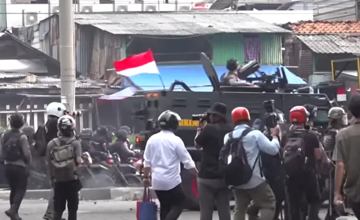 Cảnh sát được triển khai khôi phục trật tự. Ảnh: ABC Indonesia.png