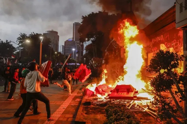 Người biểu tình đốt phá ở Jakarta ngày 28-8. Ảnh: EPA biểu tình.jpg