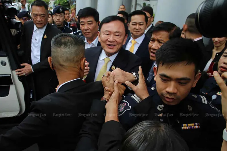 Cựu Thủ tướng Thaksin Shinawatra rời tòa án ngày 22-8 sau khi được được tuyên trắng án với cáo buộc khi quân. Ảnh: BP Thaksin.jpg