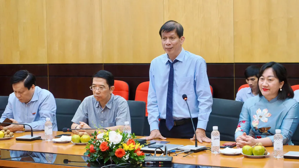 Phó Tổng Biên tập Phụ trách Báo SGGP Nguyễn Khắc Văn giới thiệu về tình hình hoạt động của Báo SGGP. Ảnh: HOÀNG HÙNG IMG_20250910_155535.jpg