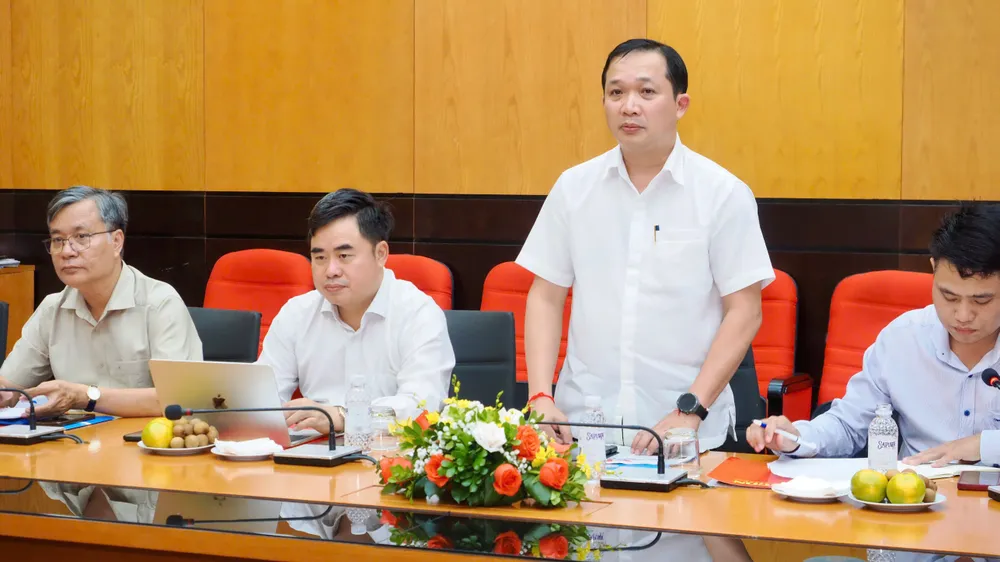 Tổng Biên tập Tạp chí Alunmay Vanlaty Khamvanvongsa giới thiệu về hoạt động của tạp chí. Ảnh: HOÀNG HÙNG IMG_20250910_170355.jpg