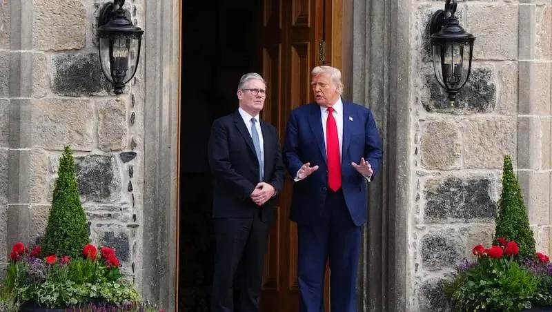 Tổng thống Mỹ Donald Trump tiếp Thủ tướng Anh Keir Starmer tại câu lạc bộ Golf q uốc tế Trump ở Aberdeenshire, Scotland ngày 28-7. Ảnh: DESERET Trump-Starmer.jpg
