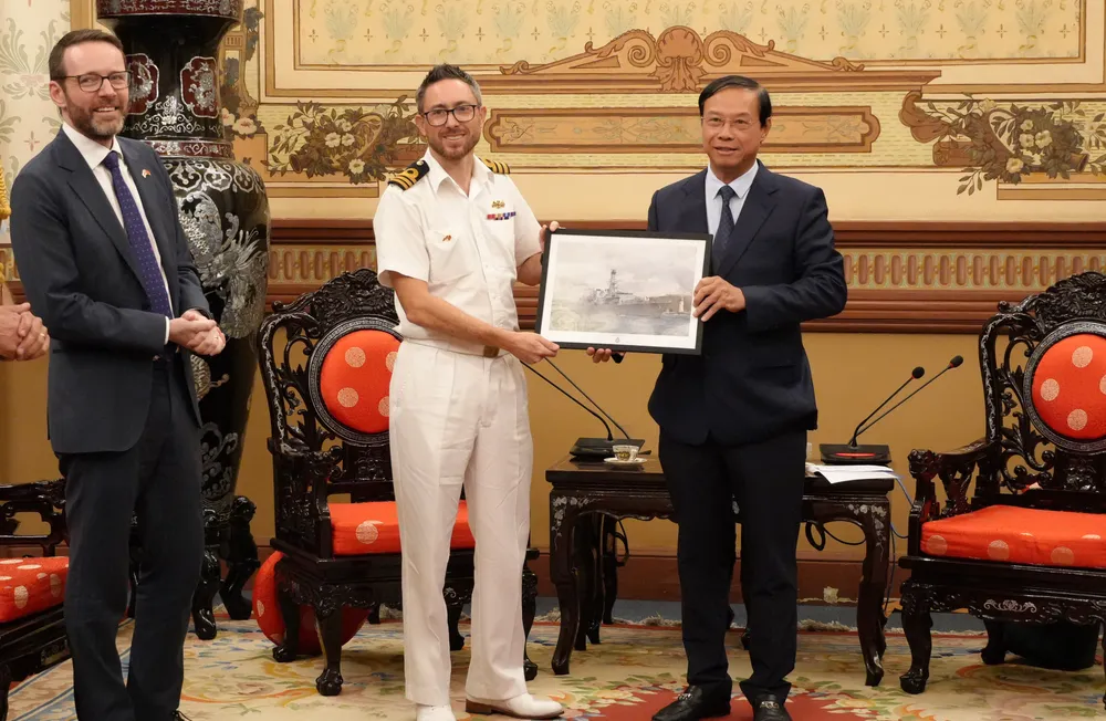 Phó Chủ tịch Thường trực UBND TPHCM Nguyễn Văn Thọ nhận quà lưu niệm từ Trung tá Richard Kemp, Thuyền trưởng Tàu hải quân Hoàng gia Anh HMS Richmond DSC08938.JPG
