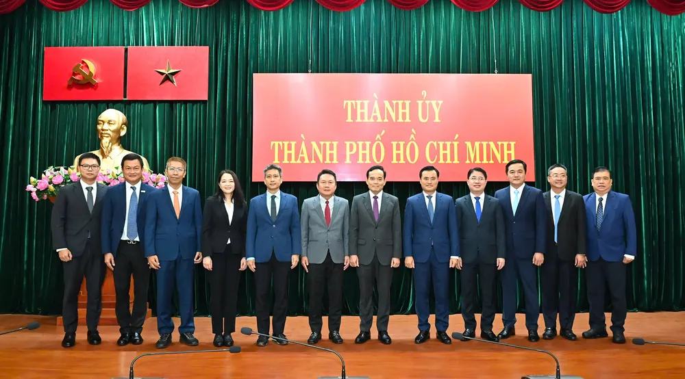 Lãnh đạo TPHCM và Ban Giám đốc SCG Việt Nam chụp ảnh lưu niệm. Ảnh: Việt Dũng Lưu niệm.jpg