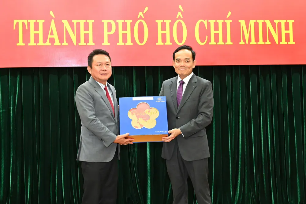 Bí thư Thành ủy TPHCM Trần Lưu Quang trao quà lưu niệm tặng ông Sakchai Patiparnpreechavud, Tổng Giám đốc điều hành Tập đoàn SCG Việt Nam. Ảnh: Việt Dũng Tặng quà.jpg