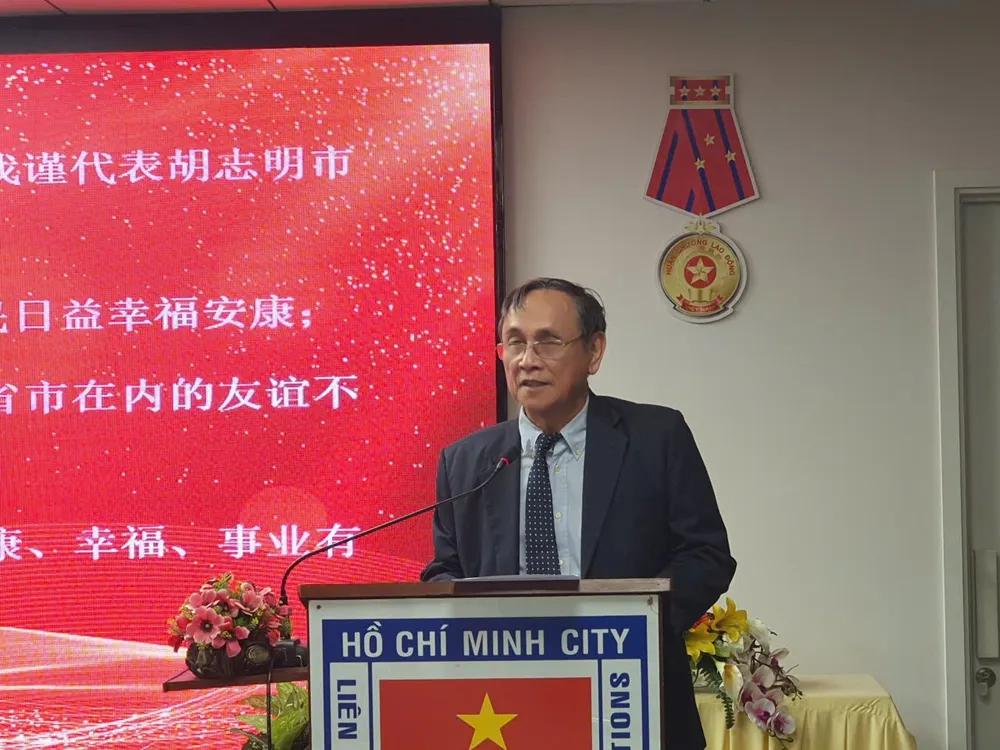 Phó Chủ tịch Hội Hữu nghị Việt Nam - Trung Quốc TPHCM Trần Kháng Chiến phát biểu. Ảnh: THỤY VŨ IMG_20250925_190646.jpg