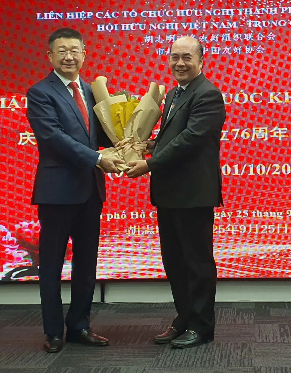 Phó Chủ tịch HUFO Hồ Xuân Lâm tặng hoa chúc mừng Tổng Lãnh sự Trung Quốc Đường Lập. Ảnh: THỤY VŨ IMG_20250925_190651.jpg
