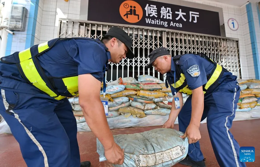 Dùng bao cát ngăn nước ngập khu vực cảng Hà Khẩu, Trung Quốc. Ảnh: THX kho bãi.jpg