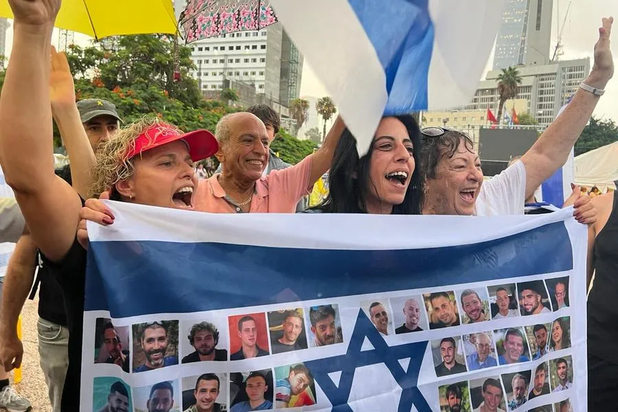 Người dân Israel chào đón các con tin được Hamas thả trở về. Ảnh: THX Israel.jpg
