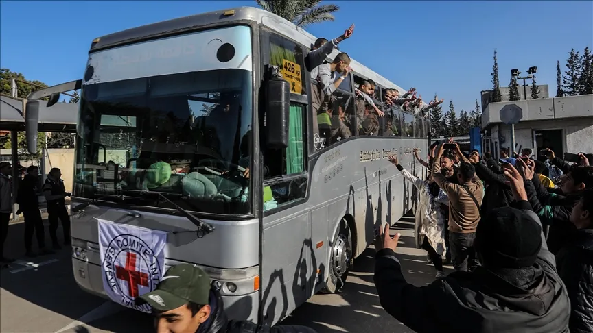 Người Palestine đón người thân được Israel thả. Ảnh: ANADOLU Tù nhân Palestine.jpg