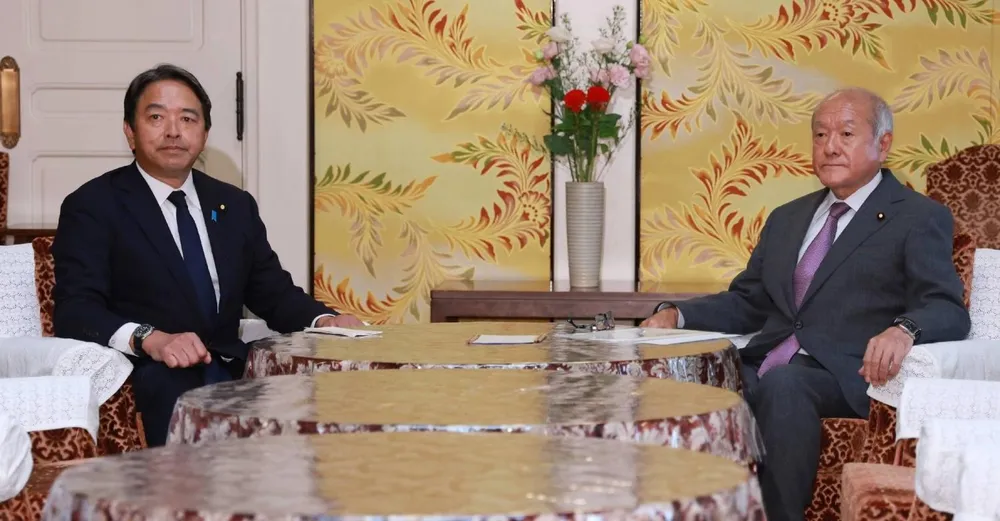Tổng thư ký DPP Kazuya Shimba (trái) và Tổng thư ký LDP Shunichi Suzuki thảo luận khả năng liên minh. Ảnh: JIJI tải xuống (2).jpg