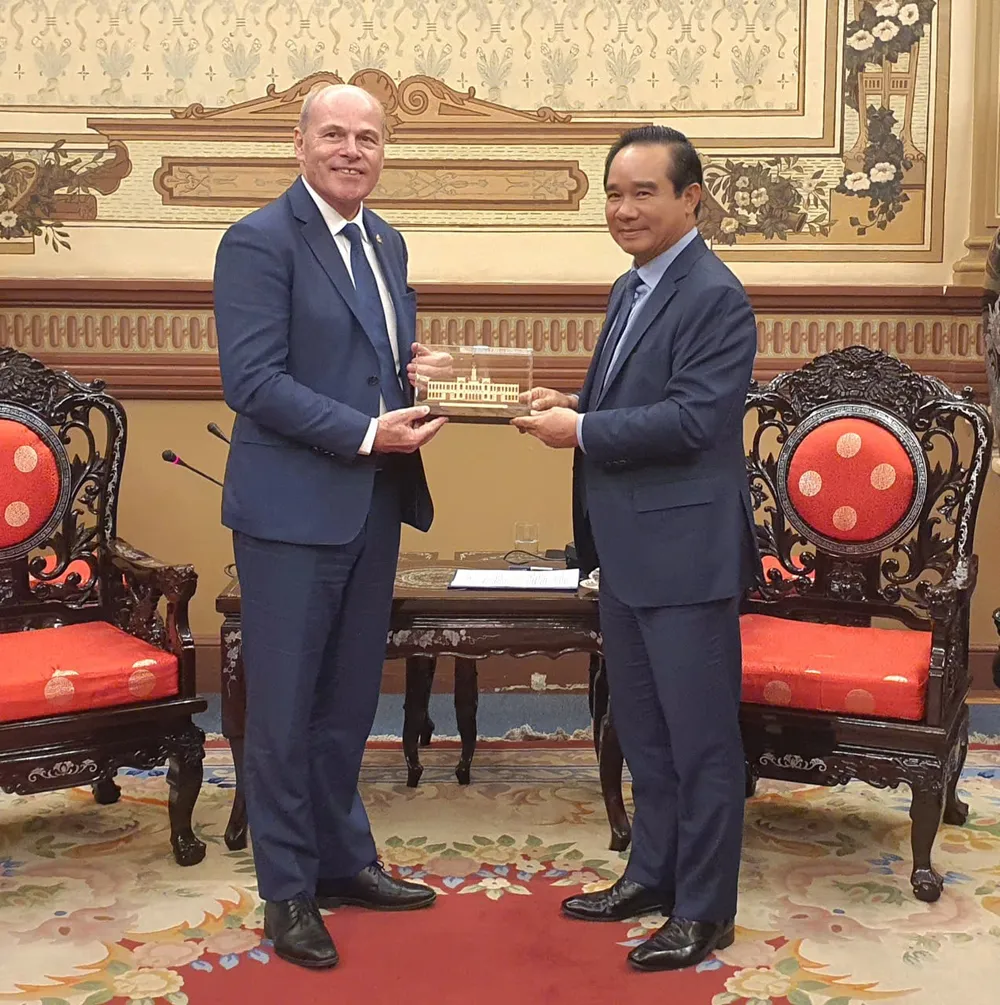Chủ tịch UBND TPHCM Nguyễn Văn Được trao quà lưu niệm cho tân Đại sứ Canada Jim Nickel. Ảnh: THỤY VŨ IMG_20251022_170632.jpg