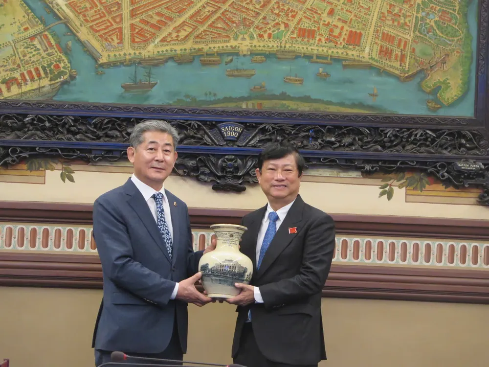 Chủ tịch HĐND TPHCM Võ Văn Minh trao quà lưu niệm tặng Chủ tịch HĐND TP Incheon, Hàn Quốc. Ảnh: THỤY VŨ IMG_20251027_130125.jpg