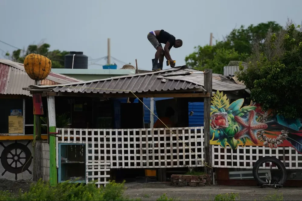 Chằng chống nhà ở Jamaica. Ảnh: CNN chằn chống.jpg