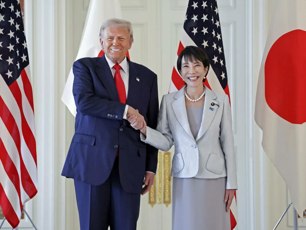 Thủ tướng Nhật Bản Sanae Takaichi tiếp Tổng thống Mỹ Donald Trump trước khi hội đàm. Ảnh: KYODO Mỹ-Nhật.jpg