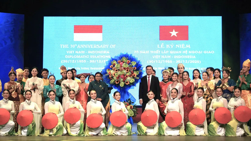 Các đại biểu chụp ảnh lưu niệm tại buổi lễ. Ảnh: THỤY VŨ