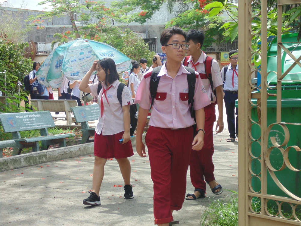 Tuyển sinh lớp 10: Đề môn Toán khó, nhiều thí sinh bật khóc ảnh 1 Tuyển sinh lớp 10: Đề môn Toán khó, nhiều thí sinh bật khóc ảnh 1