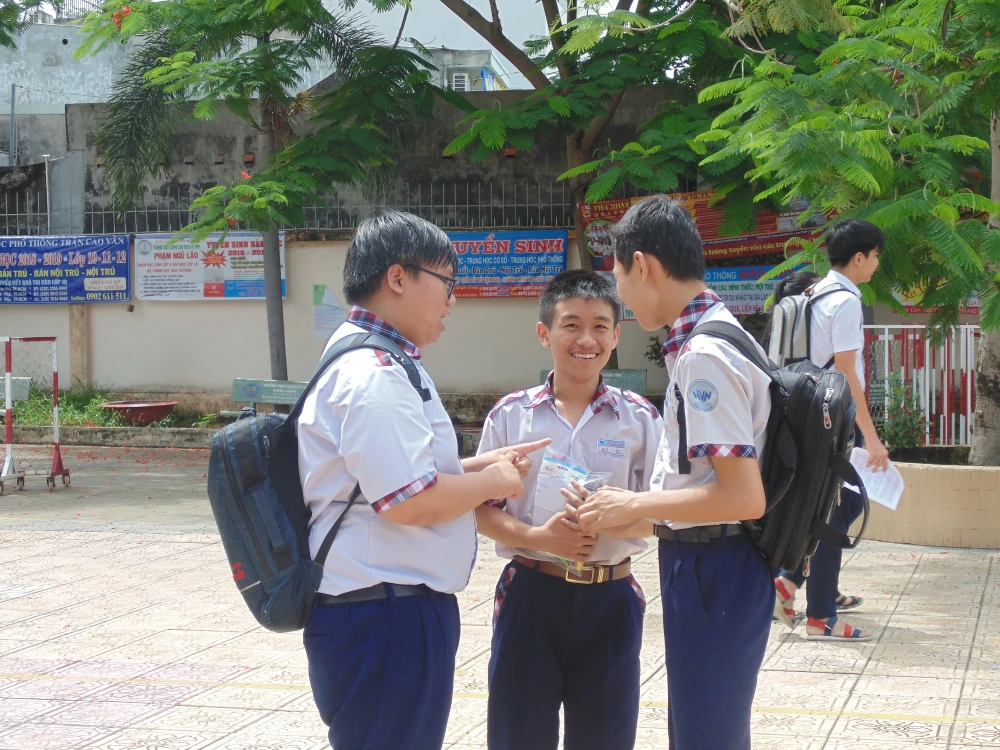 Tuyển sinh lớp 10: Đề môn Toán khó, nhiều thí sinh bật khóc ảnh 3 Tuyển sinh lớp 10: Đề môn Toán khó, nhiều thí sinh bật khóc ảnh 3