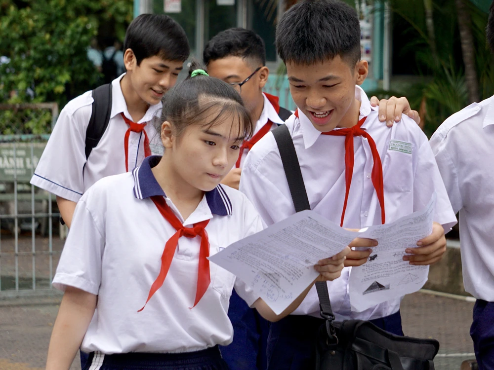Tuyển sinh lớp 10: Đề môn Toán khó, nhiều thí sinh bật khóc ảnh 2 Tuyển sinh lớp 10: Đề môn Toán khó, nhiều thí sinh bật khóc ảnh 2