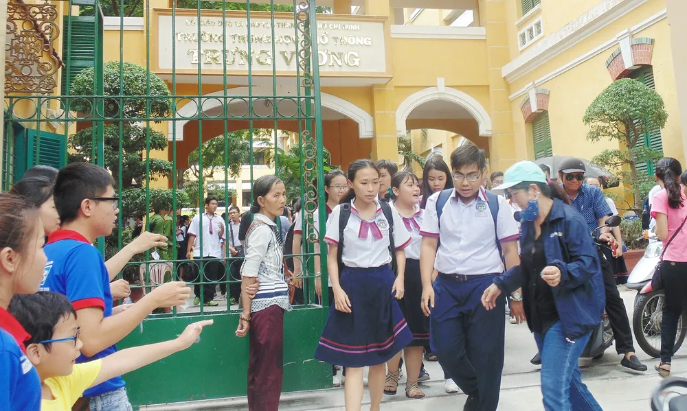 Kỳ thi THPT Quốc gia 2018: Thí sinh “khóc ròng” với đề thi tổ hợp Khoa học tự nhiên ảnh 2