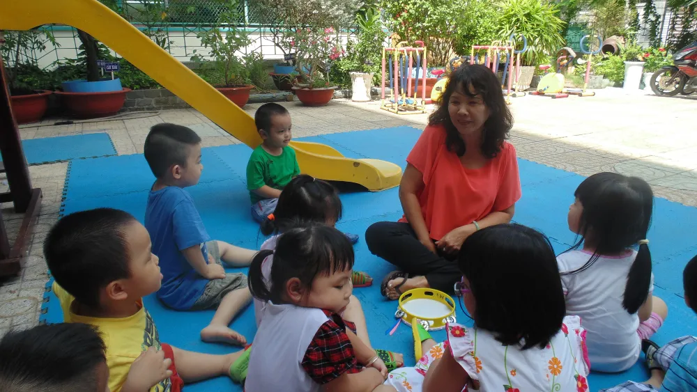 Cô và bé Trường Mầm non 6 (quận 3) trong một buổi học ngoài trời