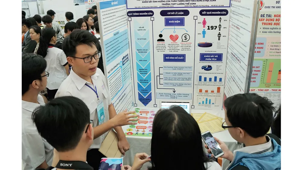 Giới thiệu đề tài cho khách tham quan
