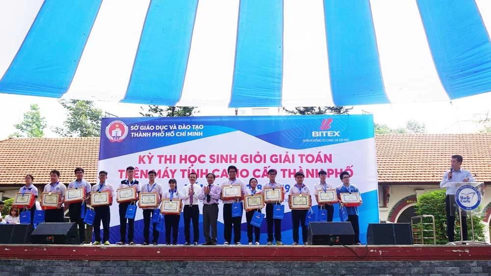 Trao thưởng cho các thí sinh xuất sắc đạt giải nhất kỳ thi