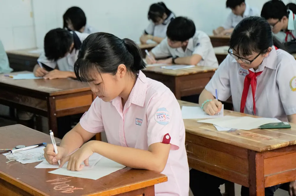 Hơn 80.000 thí sinh TPHCM bước vào môn thi đầu tiên kỳ thi tuyển sinh lớp 10 ảnh 13 Hơn 80.000 thí sinh TPHCM bước vào môn thi đầu tiên kỳ thi tuyển sinh lớp 10 ảnh 13