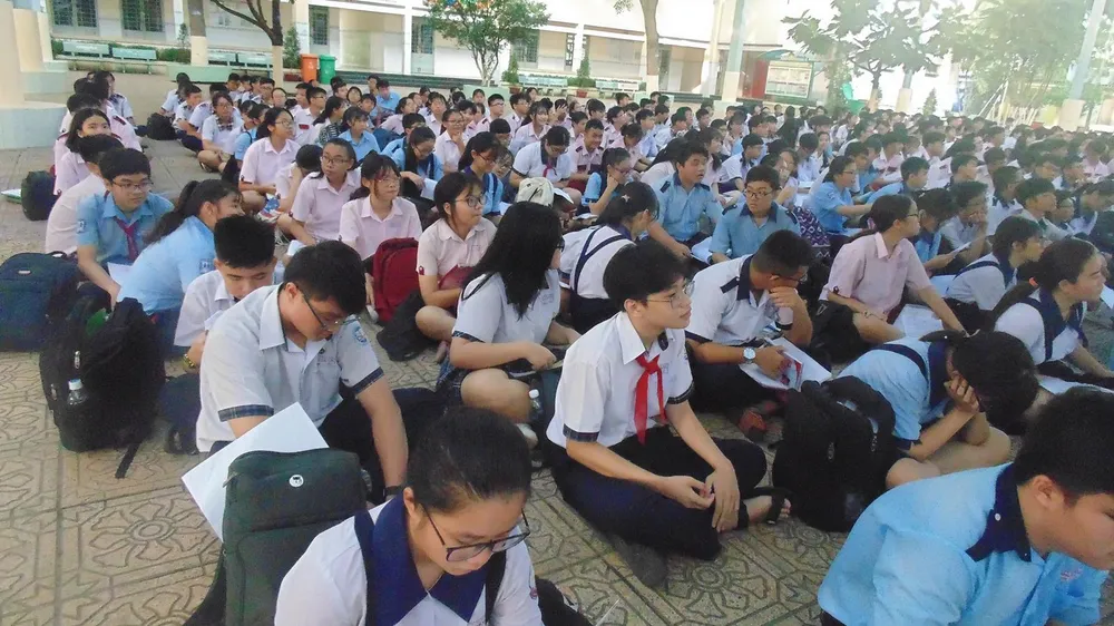 Hơn 80.000 thí sinh TPHCM bước vào môn thi đầu tiên kỳ thi tuyển sinh lớp 10 ảnh 1 Hơn 80.000 thí sinh TPHCM bước vào môn thi đầu tiên kỳ thi tuyển sinh lớp 10 ảnh 1