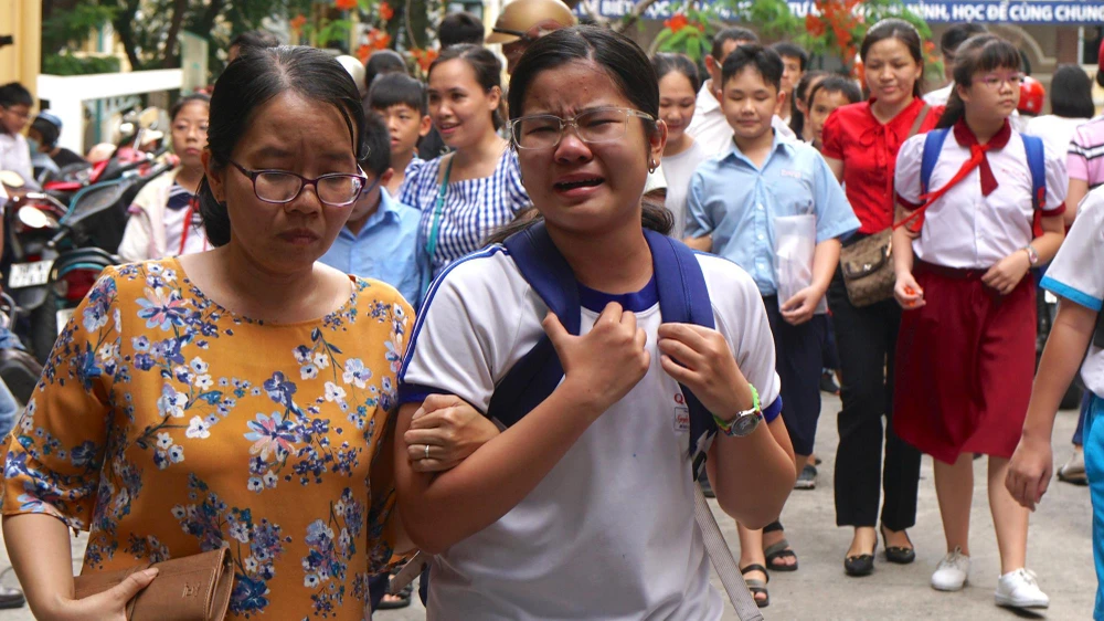 Thí sinh bật khóc sau khi hoàn thành buổi thi khảo sát năng lực bằng tiếng Anh Trường THPT chuyên Trần Đại Nghĩa. Ảnh: HOÀNG HÙNG