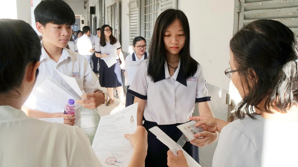 Thí sinh bước vào môn thi Ngữ văn tại điểm Trường Marie Curie. Ảnh: HOÀNG HÙNG 