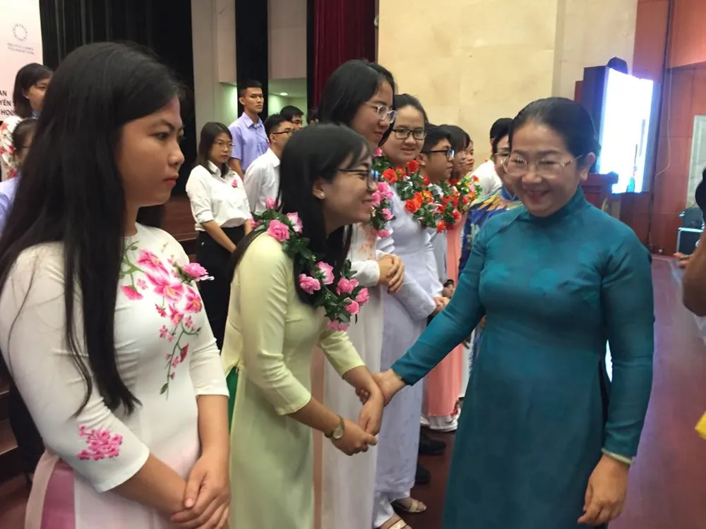 Trao hơn 1,9 tỷ đồng học bổng cho sinh viên vượt khó ảnh 2