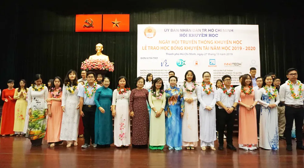 Trao hơn 1,9 tỷ đồng học bổng cho sinh viên vượt khó ảnh 1