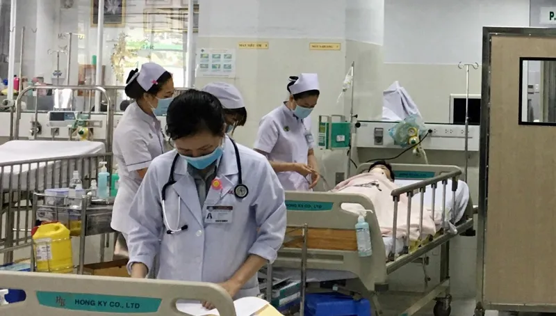 Cây phượng trong sân trường bật gốc, 13 học sinh nhập viện, 1 học sinh đã tử vong ảnh 2