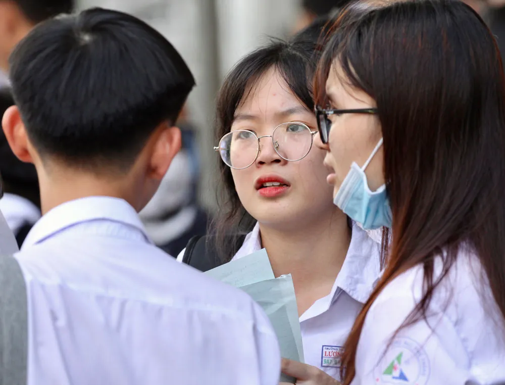 TPHCM: Đề thi môn Ngoại ngữ được đánh giá khá dễ, thí sinh chỉ mất 20 phút để hoàn thành  ảnh 1