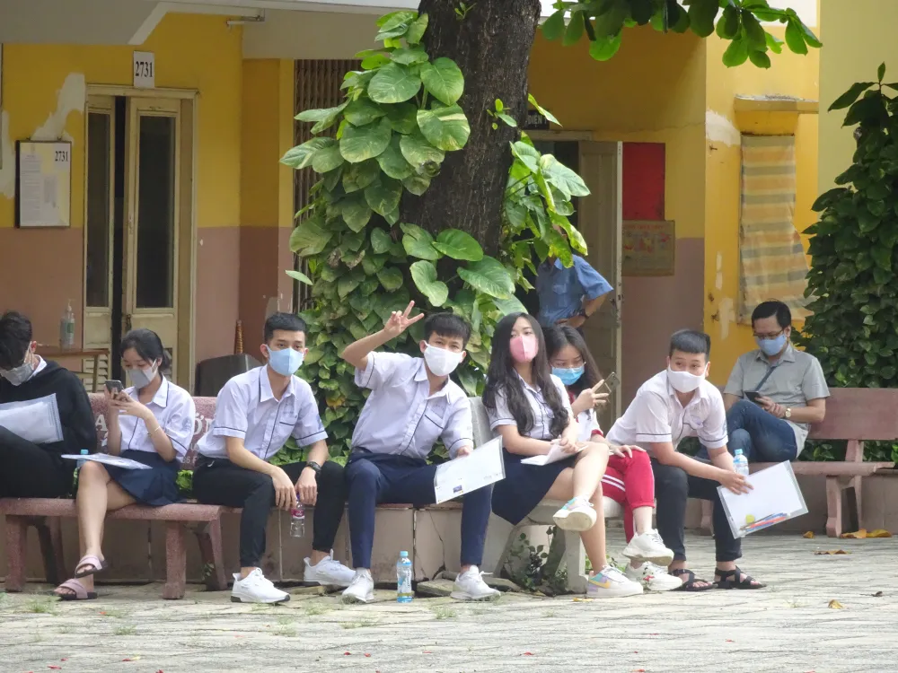 Thí sinh TPHCM có mặt sớm, phấn khởi làm thủ tục dự thi tốt nghiệp THPT ảnh 2 Thí sinh TPHCM có mặt sớm, phấn khởi làm thủ tục dự thi tốt nghiệp THPT ảnh 2