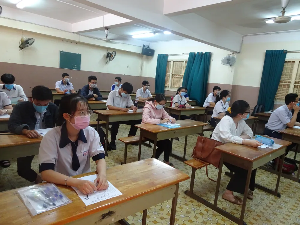 Thí sinh TPHCM có mặt sớm, phấn khởi làm thủ tục dự thi tốt nghiệp THPT ảnh 3 Thí sinh TPHCM có mặt sớm, phấn khởi làm thủ tục dự thi tốt nghiệp THPT ảnh 3