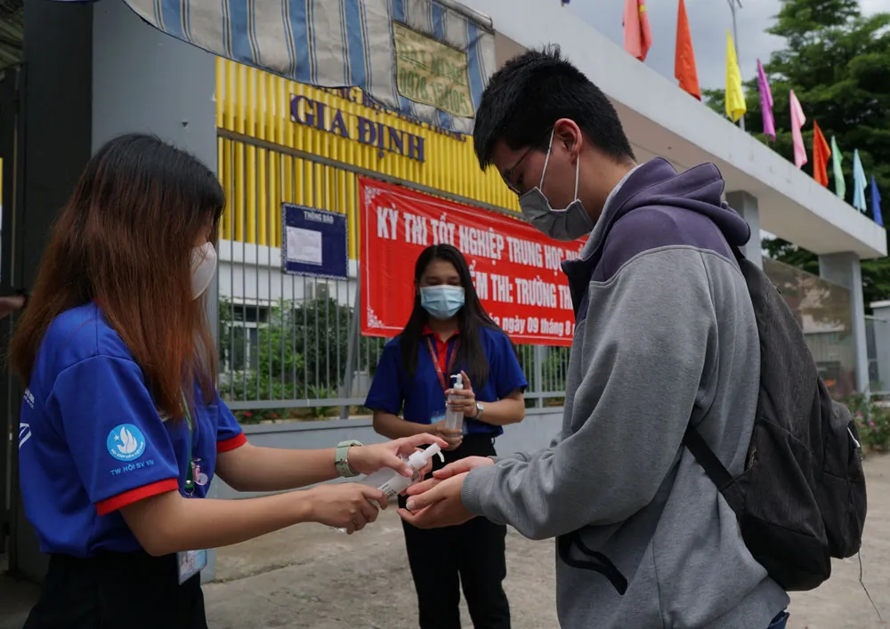 Thí sinh TPHCM có mặt sớm, phấn khởi làm thủ tục dự thi tốt nghiệp THPT ảnh 6 Thí sinh TPHCM có mặt sớm, phấn khởi làm thủ tục dự thi tốt nghiệp THPT ảnh 6