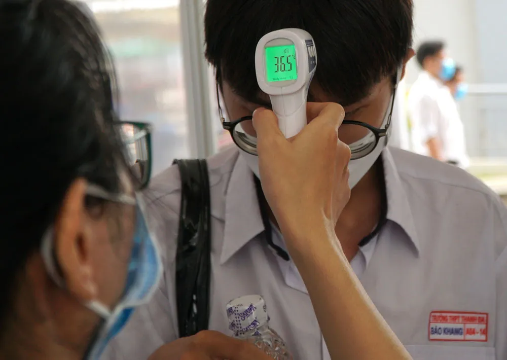 Thí sinh TPHCM có mặt sớm, phấn khởi làm thủ tục dự thi tốt nghiệp THPT ảnh 7 Thí sinh TPHCM có mặt sớm, phấn khởi làm thủ tục dự thi tốt nghiệp THPT ảnh 7