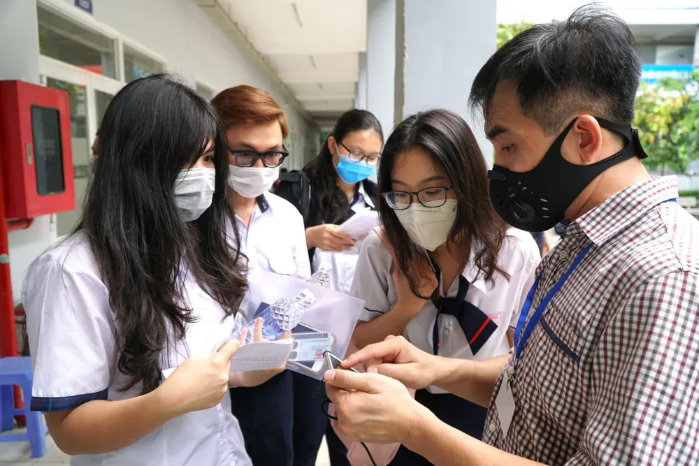 Thí sinh TPHCM có mặt sớm, phấn khởi làm thủ tục dự thi tốt nghiệp THPT ảnh 9 Thí sinh TPHCM có mặt sớm, phấn khởi làm thủ tục dự thi tốt nghiệp THPT ảnh 9