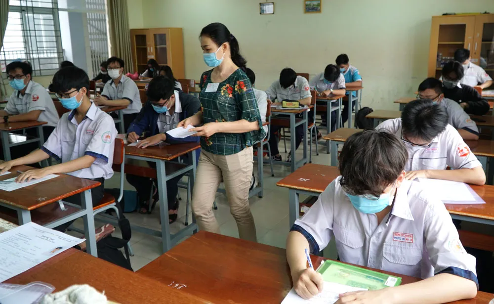 Thí sinh TPHCM có mặt sớm, phấn khởi làm thủ tục dự thi tốt nghiệp THPT ảnh 8 Thí sinh TPHCM có mặt sớm, phấn khởi làm thủ tục dự thi tốt nghiệp THPT ảnh 8