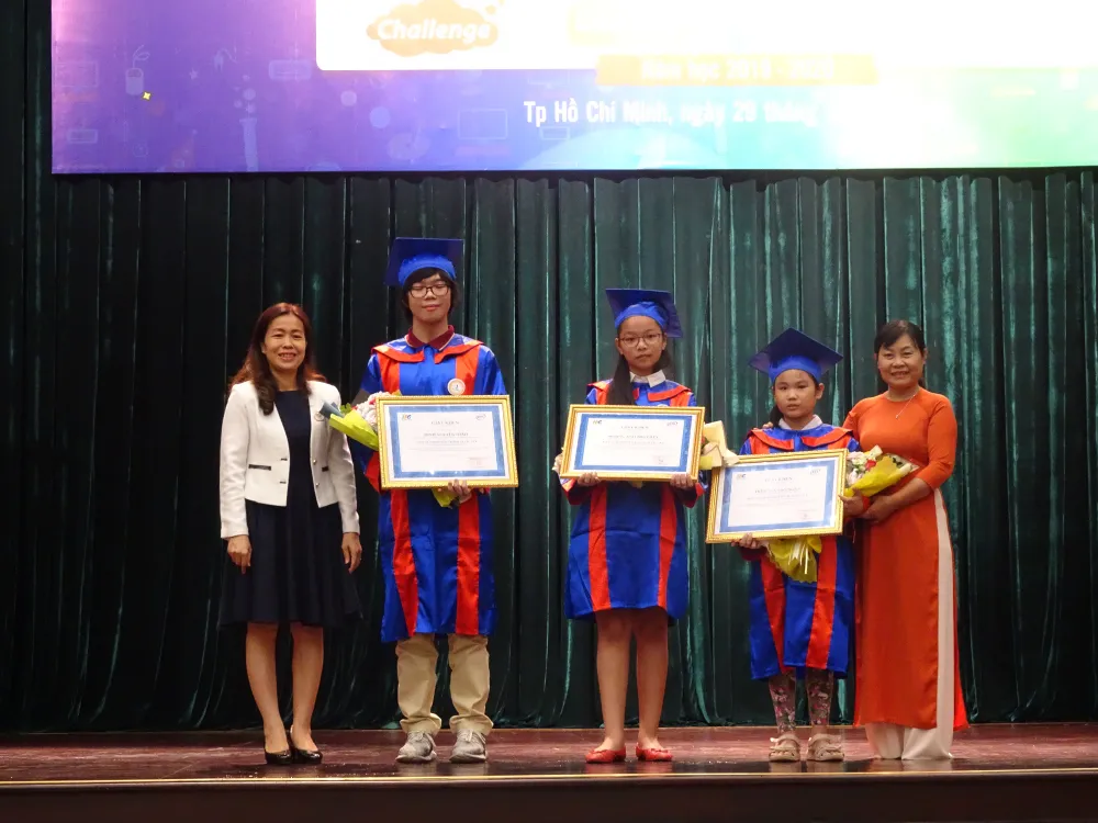 TPHCM vinh danh học sinh đạt giải thưởng cao tại các cuộc thi tiếng Anh và tin học quốc tế ảnh 1 TPHCM vinh danh học sinh đạt giải thưởng cao tại các cuộc thi tiếng Anh và tin học quốc tế ảnh 1
