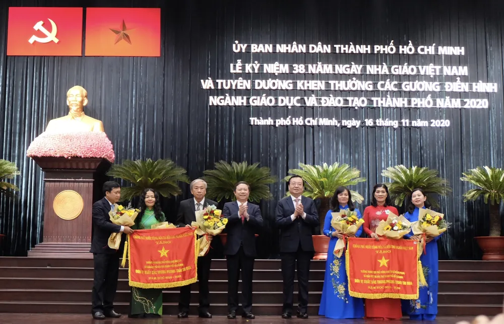 TPHCM tuyên dương, khen thưởng hơn 200 tập thể và cá nhân vì sự nghiệp giáo dục ảnh 3 TPHCM tuyên dương, khen thưởng hơn 200 tập thể và cá nhân vì sự nghiệp giáo dục ảnh 3