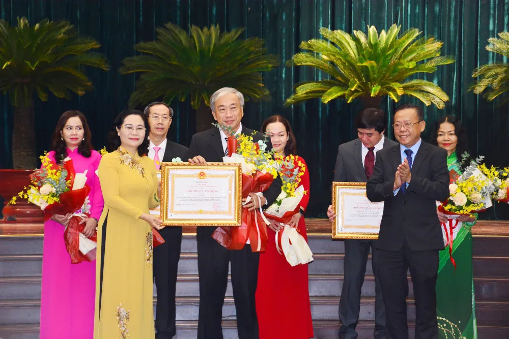 TPHCM tuyên dương, khen thưởng hơn 200 tập thể và cá nhân vì sự nghiệp giáo dục ảnh 2 TPHCM tuyên dương, khen thưởng hơn 200 tập thể và cá nhân vì sự nghiệp giáo dục ảnh 2