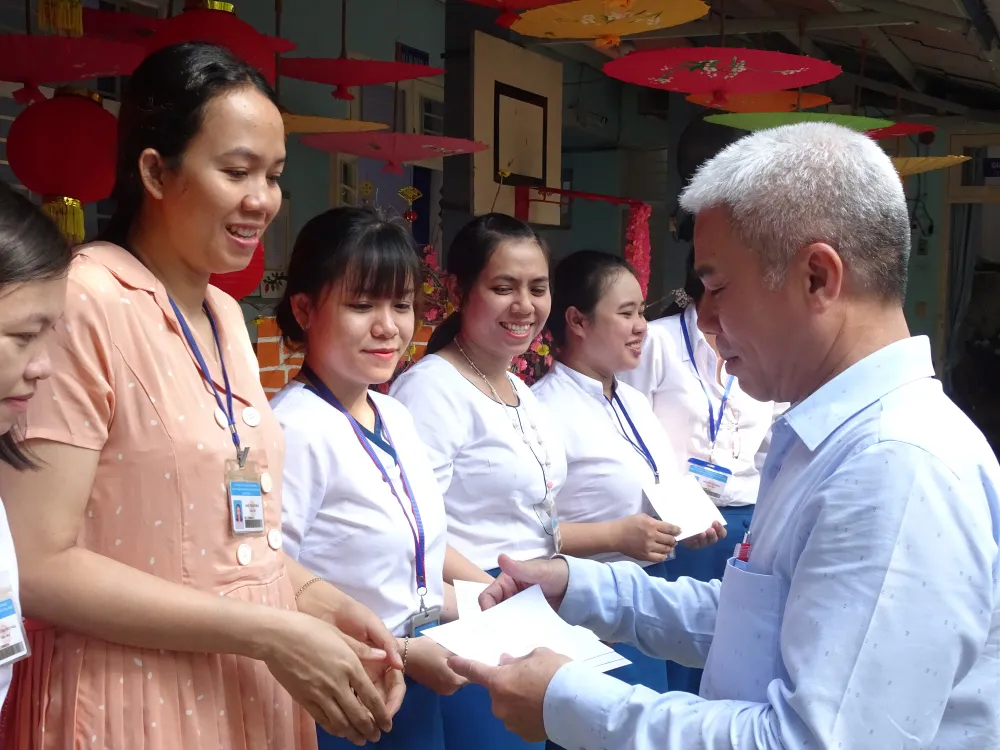 TPHCM: Trao 80 phần quà tết cho cán bộ, giáo viên, nhân viên có hoàn cảnh khó khăn, không có điều kiện về quê đón tết ảnh 2 TPHCM: Trao 80 phần quà tết cho cán bộ, giáo viên, nhân viên có hoàn cảnh khó khăn, không có điều kiện về quê đón tết ảnh 2