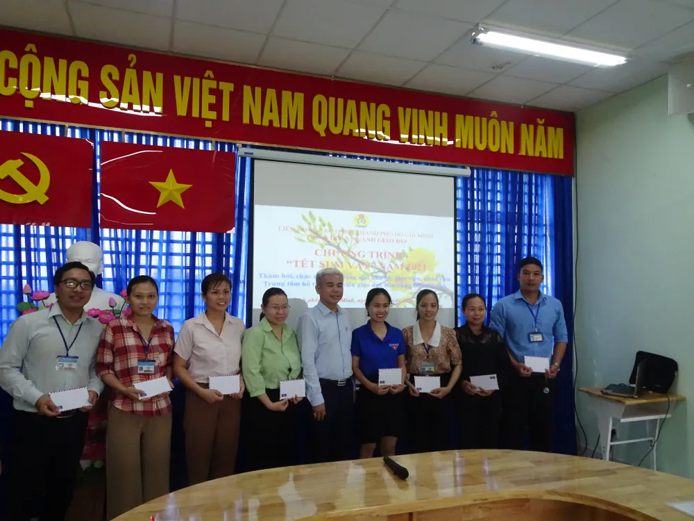 TPHCM: Trao 80 phần quà tết cho cán bộ, giáo viên, nhân viên có hoàn cảnh khó khăn, không có điều kiện về quê đón tết ảnh 3 TPHCM: Trao 80 phần quà tết cho cán bộ, giáo viên, nhân viên có hoàn cảnh khó khăn, không có điều kiện về quê đón tết ảnh 3