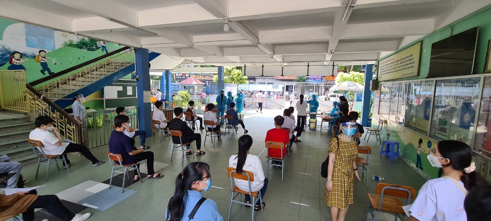 TPHCM: 95,26% thí sinh tham gia lấy mẫu xét nghiệm Covid-19 trong ngày 3-7 ảnh 1 TPHCM: 95,26% thí sinh tham gia lấy mẫu xét nghiệm Covid-19 trong ngày 3-7 ảnh 1