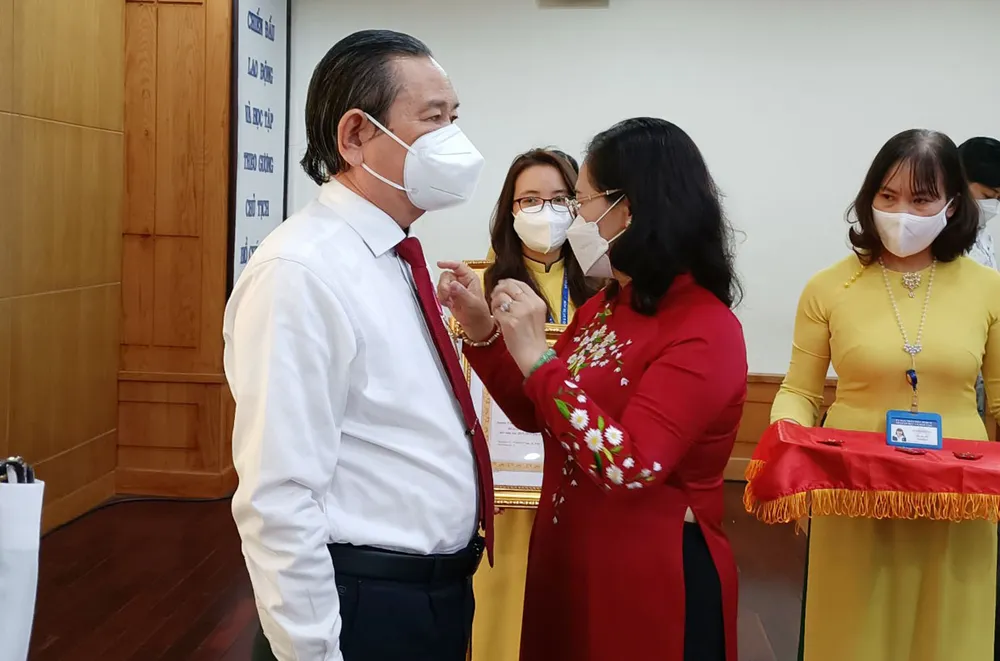 Trao tặng Huân chương Lao động cho 9 cá nhân có thành tích xuất sắc trong ngành giáo dục thành phố ảnh 1