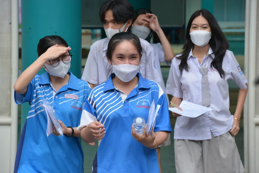 Thí sinh sau giờ làm bài thi Ngữ văn tại điểm thi Trường THPT Tân Phong, quận 7. Ảnh: CAO THĂNG